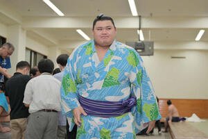 支度部屋を引き揚げる大の里