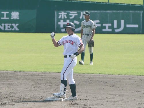 鶴岡東対日大山形　3回、適時二塁打を放ちがッズホーポーズをベンチに向ける日大山形･室井(撮影･高橋香奈)