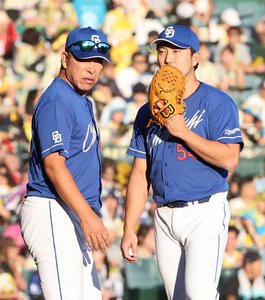 阪神対中日　7回裏阪神2死、井上監督(左)は藤嶋に交代を告げる(撮影･上田博志)