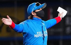 ロッテ対日本ハム　メンバー表の最終確認を終え、ファンに手を振る日本ハム新庄監督(撮影･鈴木みどり)