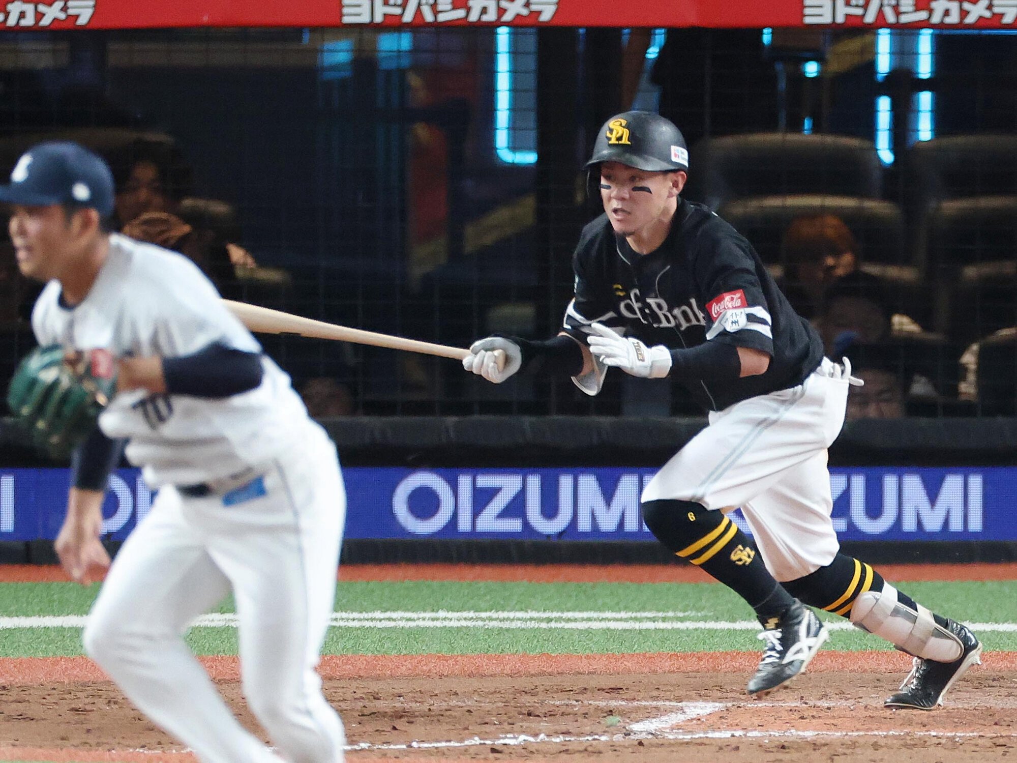 八回表ソフトバンク無死、牧原大成は安打を放つ=吉本美奈子撮影