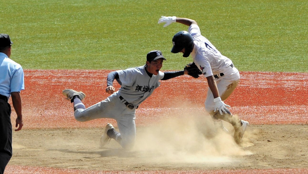 長野日大―諏訪清陵　二回裏長野日大、小田切(右)が二盗を決める=長野オリンピックスタジアム、志賀英樹撮影