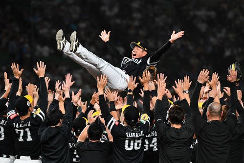 西武対ソフトバンク　リーグ優勝を決め、ナインから胴上げされるソフトバンク小久保監督(撮影･岩下翔太)