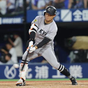 DeNA対巨人　9回表巨人2死満塁、2点適時打を放つ佐々木(撮影･水谷安孝)