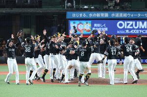 優勝を決めて喜ぶソフトバンクの選手たち=吉本美奈子撮影