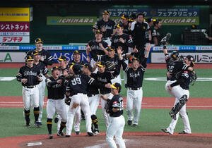 西武対ソフトバンク　リーグ連覇を果たし喜ぶソフトバンクの選手ら(撮影･足立雅史)