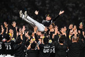 西武対ソフトバンク　リーグ優勝を決め、ナインから胴上げされるソフトバンク小久保監督(撮影･岩下翔太)
