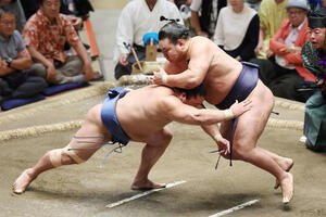 はたき込みで若隆景(手前)を破る豊昇龍(撮影･宮地輝)