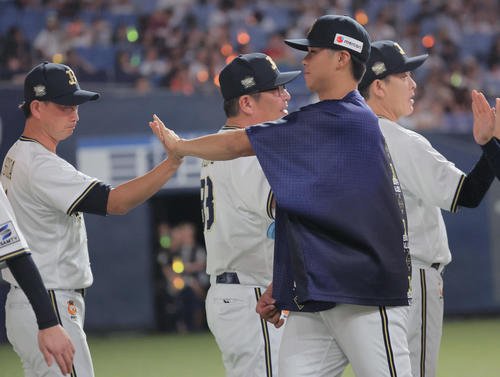 オリックス対楽天　勝利を祝う山下(右)と岸田監督(撮影･宮崎幸一)