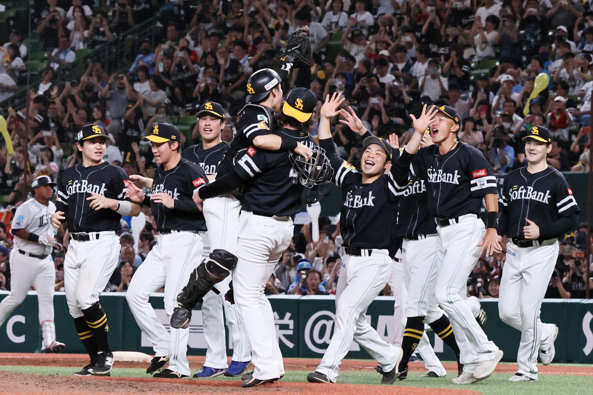 優勝を決め、喜ぶソフトバンクの選手たち=小宮路勝撮影