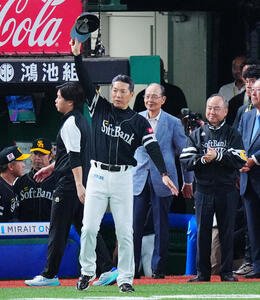 西武対ソフトバンク　優勝を決めたソフトバンク小久保監督(手前)はファンの声援に応える(撮影･垰建太)