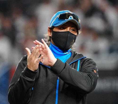ロッテ対日本ハム　ロッテに勝利し、手をたたく日本ハム新庄監督(撮影･鈴木みどり)