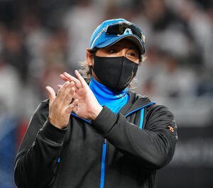 ロッテ対日本ハム　ロッテに勝利し、手をたたく日本ハム新庄監督(撮影･鈴木みどり)