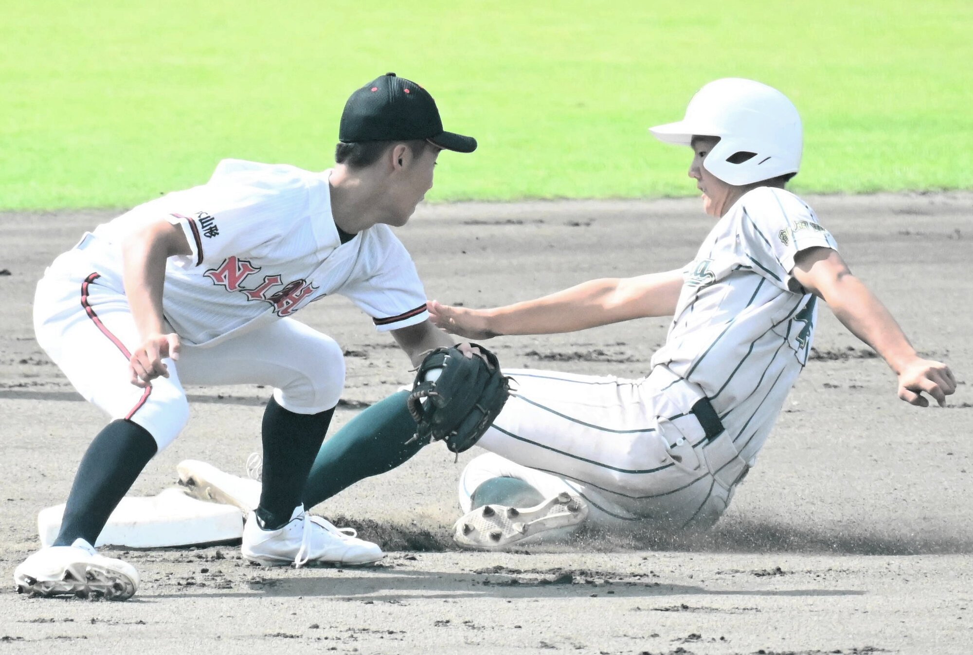 鶴岡東―日大山形　一回、鶴岡東の松沢が二盗=2025年9月27日、ヤマリョー、渡部耕平撮影