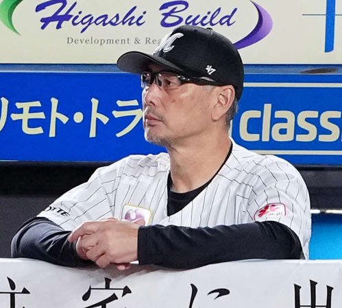 ロッテ対日本ハム　ベンチで浮かない表情のロッテ吉井監督(撮影･鈴木みどり)