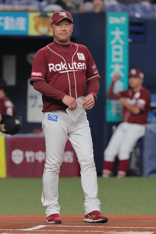 オリックス対楽天　メンバー交換する楽天三木監督(撮影･宮崎幸一)