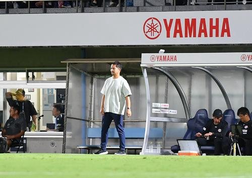 ベンチから戦況を見つめる大宮の宮沢新監督