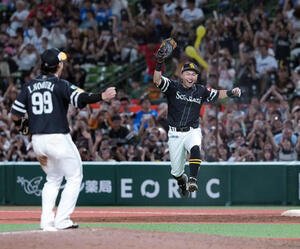 西武対ソフトバンク　リーグ優勝を決め喜ぶソフトバンク中村(撮影･たえ見朱実)