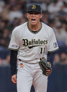 オリックス対楽天　3回表楽天2死、山下は小深田を三振にとり叫ぶ(撮影･宮崎幸一)