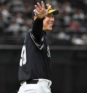 西武対ソフトバンク　リーグ優勝を決め、笑顔でナインの集まるマウンドへ向かうソフトバンク小久保監督(撮影･岩下翔太)