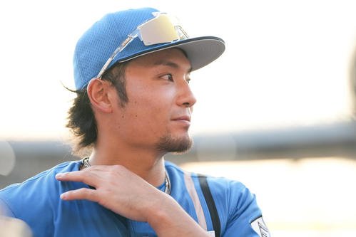 ロッテ対日本ハム　試合前練習を終え、取材に応じる日本ハム伊藤(撮影･鈴木みどり)