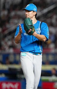 ロッテ対日本ハム　7回裏まで無失点に抑え、グラブをたたく日本ハム達(撮影･鈴木みどり)