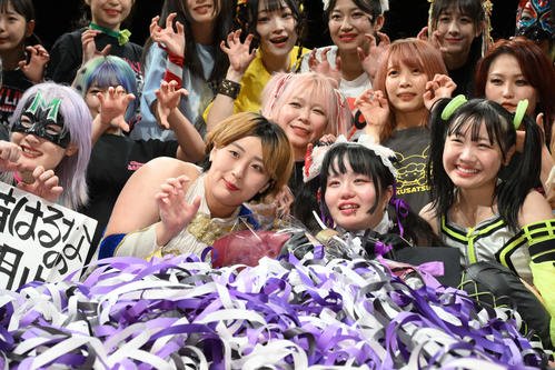 みんなと一緒に記念撮影した猫はるな(前列右から2人目)