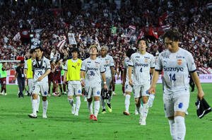 神戸対清水　神戸に敗れ肩を落とす清水イレブン(撮影･藤尾明華)