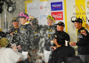 乾杯のあいさつとともに盛り上がるソフトバンク周東(左から2人目)ら(撮影･垰建太)