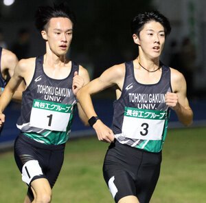 全日本大学駅伝東北地区選考会の2組で、先頭争いをする東北学院大の吉田奏斗(3)と萩川晄(1)＝吉田耕一郎撮影