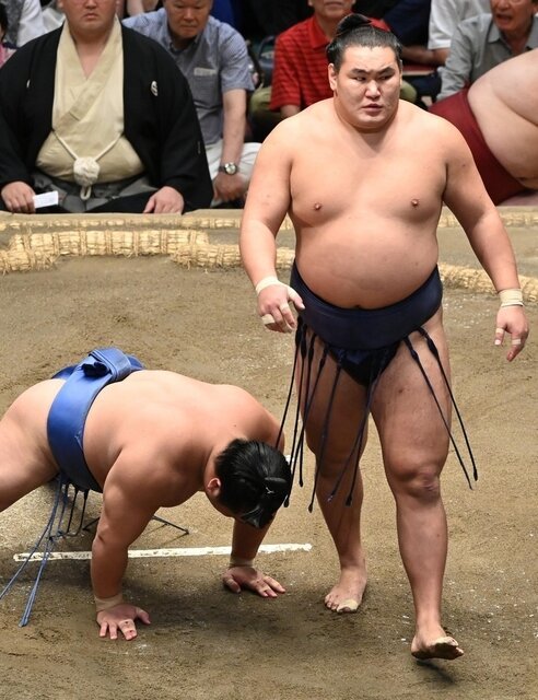 はたき込みで若隆景(左)を下した豊昇龍＝いずれも相場郁朗撮影