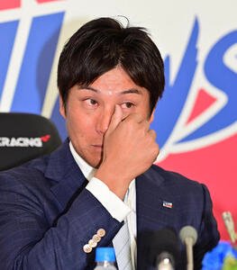 会見で涙を流すヤクルト川端(撮影･清水貴仁)