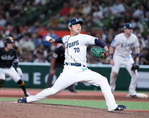 西武対ソフトバンク　8回からマウンドに上がった西武豆田(撮影･たえ見朱実)