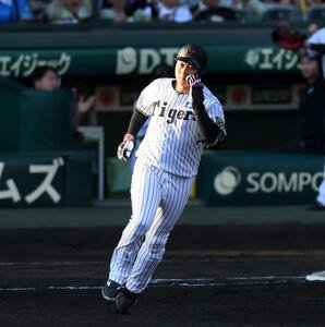 阪神対中日　7回裏阪神2死一、二塁、大山は右越え3点本塁打を放ちダイヤモンドをを1周する(撮影･加藤哉)