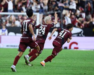 神戸対清水　後半終了間際、決勝ゴールを決め駆けだす神戸酒井(中央)(撮影･藤尾明華)