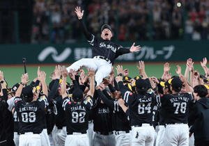 西武対ソフトバンク　優勝が決まり、胴上げされるソフトバンク小久保監督(撮影･増田悦実)