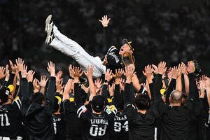 西武対ソフトバンク　リーグ優勝を決め、ナインから胴上げされるソフトバンク小久保監督(撮影･岩下翔太)