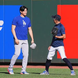 マリナーズ対ドジャース　試合前、イチロー氏(右)にあいさつするドジャース大谷(撮影･菅敏)