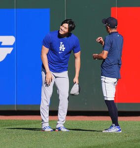 マリナーズ対ドジャース　試合前、イチロー氏(右)にあいさつするドジャース大谷(撮影･菅敏)