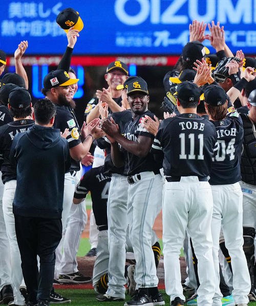 西武対ソフトバンク　優勝を決め歓喜の輪をつくるモイネロ(中央)らソフトバンクナイン(撮影･垰建太)