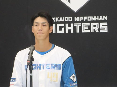 引退会見に臨んだ日本ハム若林