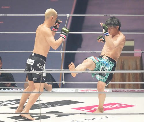 1回、奥山(右)は大和にキックを放つ(撮影･森本幸一)