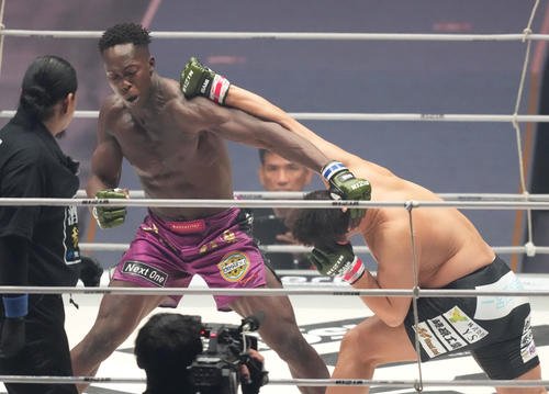1回、バンビロール(左)は金田一にパンチを放つ(撮影･森本幸一)