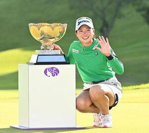 初優勝を決めカップを横に記念撮影する菅(撮影･滝沢徹郎)