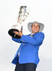 プロ初優勝を飾りトロフィーを掲げる勝俣陵(撮影･和賀正仁)