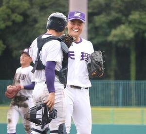 奈良大付対天理　天理の長尾が完投勝利を挙げて笑顔を見せる(撮影･林亮佑)
