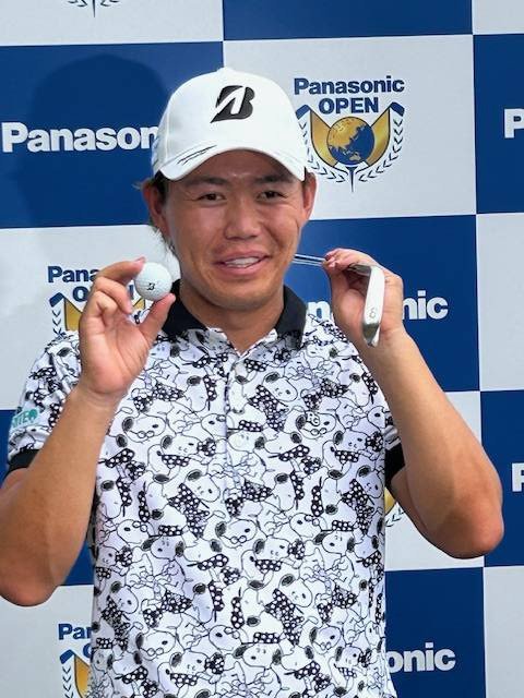 ホールインワンの取材に応じる木下稜介