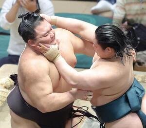 激しくぶつかり合う朝乃山(左)と三田(撮影･河田真司)