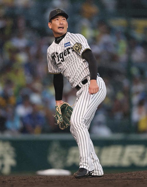 阪神対中日　9回表中日無死一塁、ボスラーに適時三塁打を許す岩崎(撮影･前田充)