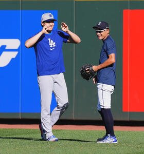 マリナーズ対ドジャース　試合前、イチロー氏(右)にあいさつするドジャース大谷(撮影･菅敏)